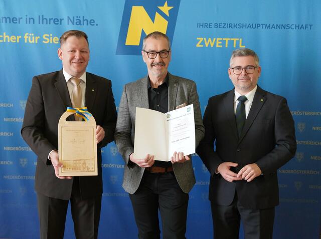 Langschlag: Bezirkshauptmann Markus Peham (l.) und Landesrat Ludwig Schleritzko (r.) verabschiedeten Vizebürgermeister Walter Bröderbauer aus dem Amt. | Foto: Evi Leutgeb