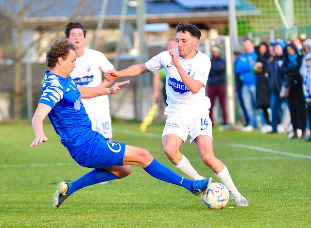 Lukas Soraruf (li.) und seine Natterer Mitspieler warfen sich dem Sv Oberperfuss entschossen entgegen. | Foto: Hassl