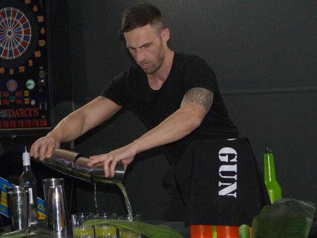 Norbert Németh, auch bekannt als Topgun rockte bei der Bartender-Tour 2025 den Rathauskeller in Lockenhaus und lockte zahlreich Gäste aus nah und fern an!