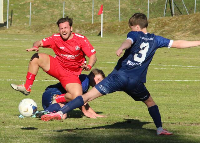 Harte Bandagen für Oberndorfs Sebastiano Eder-Scarano (rote Dress) - trotzdem feierte sein Team einen 6:2 Heimsieg über Westendorf 1b. | Foto: Habison