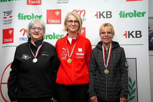 Tiroler Landesmeisterschaften Luftgewehr Stehend frei Seniorinnen 2
V.l.n.r.:
Regina Vanicek (SG Mieming)
Elisabeth Kathrein (SG Hötting)
Ulrike Klaus (SG Landeck) | Foto: Christian Kramer / TLSB