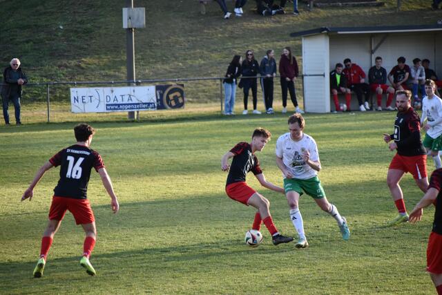 In einem offenen Spiel zeigten beide Mannschaften ein spannendes Match. | Foto: Michael Strini