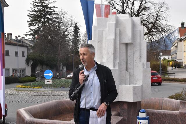 Alfred Ropic von der Hall AG begrüßte die Gäste bei der Eröffnung des renovierten Pöhacker-Brunnens. | Foto: Kendlbacher