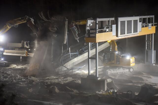Abriss der Peerhof-Brücke über die A12 Inntalautobahn. | Foto: zeitungsfoto.at
