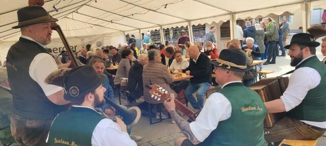 Gute Stimmung im Festzelt  | Foto: Herbert Traisch 