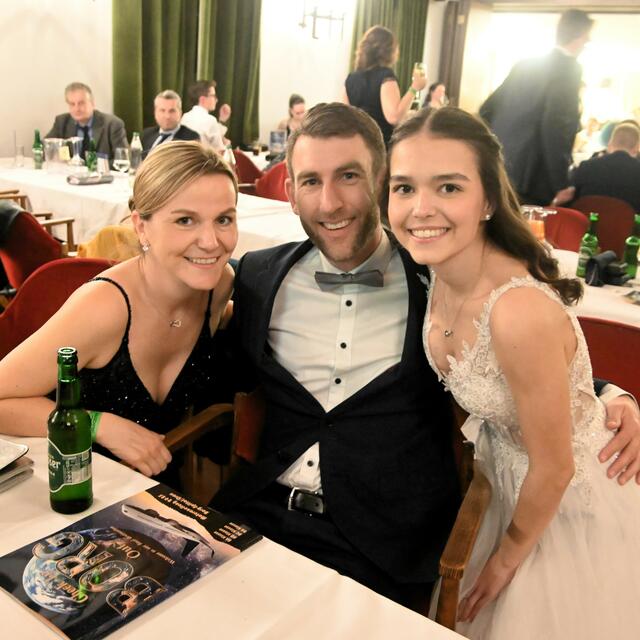 Martin Zlattinger mit Mira und Chiara (re.) Grutschnig, Seeboden
