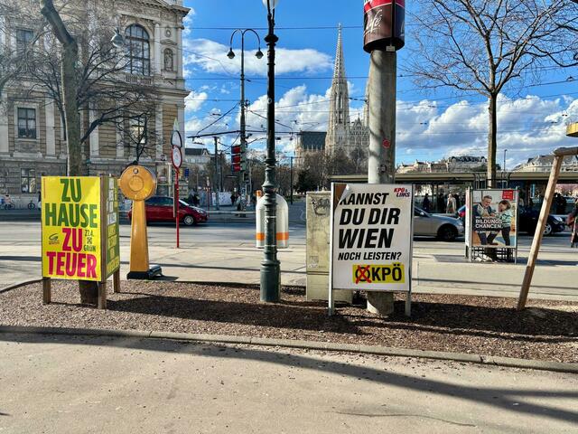 Am 27. April wird in Wien gewählt. Ab sofort dürfen die Parteien ihre Wahlwerbung auf Dreiecksständer präsentieren.  | Foto: Barbara Schuster/MeinBezirk