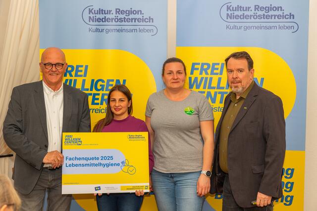 Konrad Tiefenbacher, Freiwilligencenter Niederösterreich, Veronika Hegyi, Berger Vielfalt für Integration und Kultur, Lisa Hofstätter, Verschönerungsverein Bad Fischau-Brunn, Schulungsleiter Robert Stein, Berater für Hygiene und HACCP in der Gastronomie und Hotellerie und Referent für Gastronomen im Auftrag der Wirtschaftskammer.

  | Foto: festprofi.at