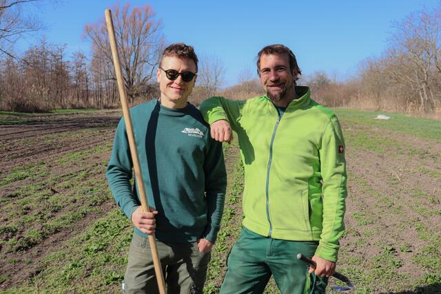 Von links nach rechts: Florian und Franz, die Gründer des Neudlhofs | Als sich die beiden trafen, merkten sie schnell: Ihre Visionen ergänzen sich perfekt. Und so gründeten sie 2020 gemeinsam den Neudlhof. | Foto: Alejandra Ortiz
