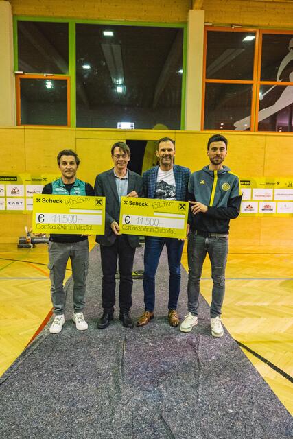 Mit den Schecks: Andreas Fischler (Inn-Shape), Wolfgang Sparber (Caritas), Wolgang Gredler (Raiffeisen Wipptal-Stubaital Mitte) und Bene Müller (SV Telfes) | Foto: Pernsteiner