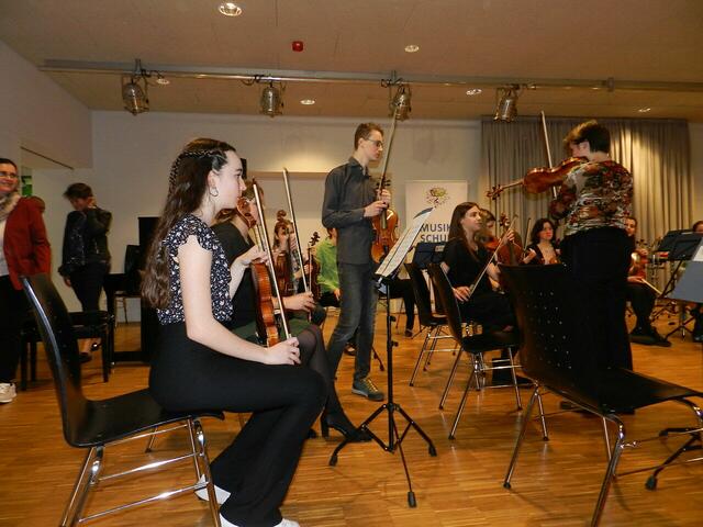 Clara Hiemetsberger spielt de Geige im 
Musik schulorchester | Foto: Heribert Punz