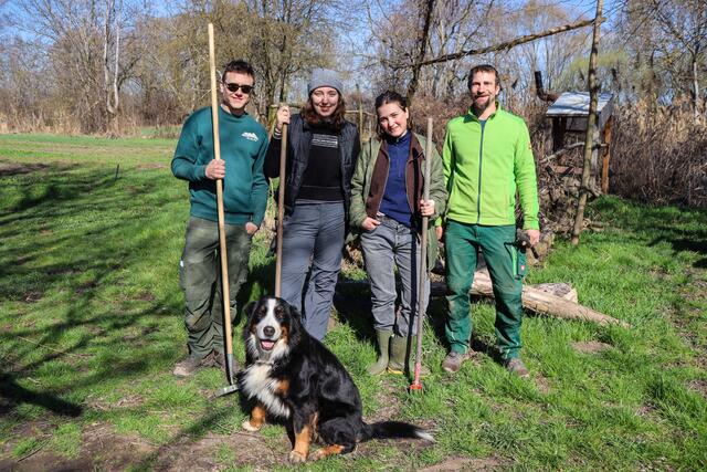 Neben den Ernteteilern spielt auch die Unterstützung durch Volunteers eine wichtige Rolle. 
Auf dem Neudlhof sind regelmäßig freiwillige Helfer („Volunteers“) aus aller Welt zu Gast. | Foto: Alejandra Ortiz