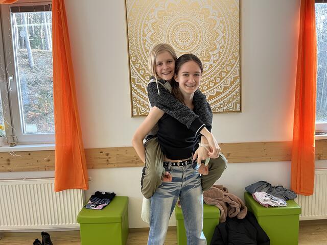 Die Mädels aus Pressbaum freuen sich über coole, neue Outfits  | Foto: Franziska Führer