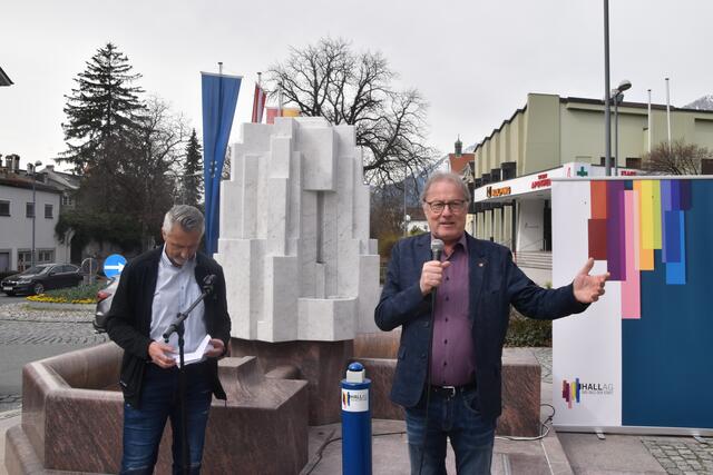 Bürgermeister Christian Margreiter zeigte sich erfreut, dass der lange vernachlässigte Brunnen nun wieder in einwandfreiem Zustand erstrahlt. | Foto: Kendlbacher