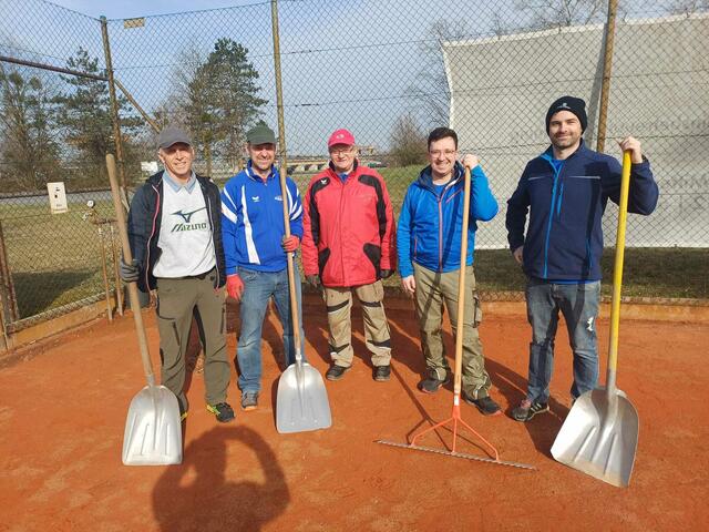 Beim Auswintern der Tennisplätze. | Foto: Petra Hann