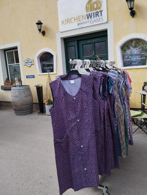 Die gute alte Kittelschürze darf im Angebot nicht fehlen!