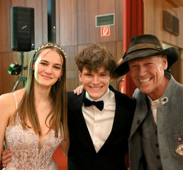 Lara Mayer mit Launin und Peter Unterluggauer, Lesachtal