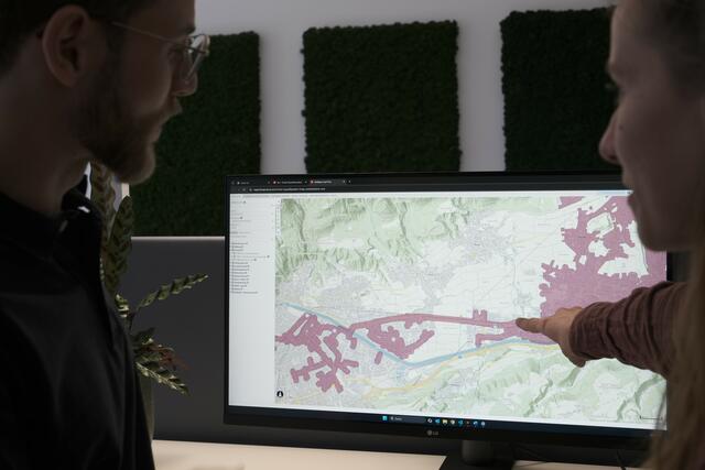 Die aktualisierte Version von „tirisMaps“ zeigt verfügbare Fernwärmeanschlüsse und erstmals auch eingesetzte Energieträger. | Foto: Energieagentur Tirol / Netbal