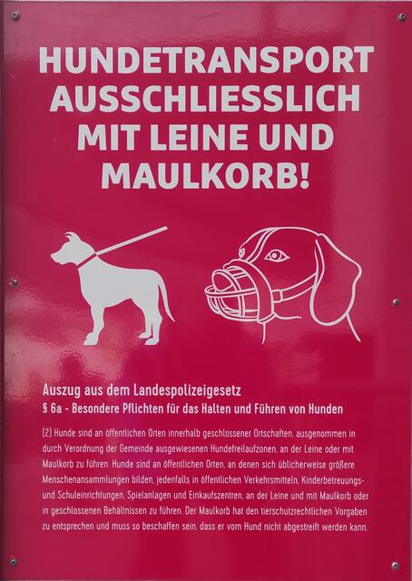 Die Serlesbahnen weisen mit auffälligen Tafeln auf das Verbot hin! | Foto: Tiroler Bergwacht - Einsatzstelle Stubai