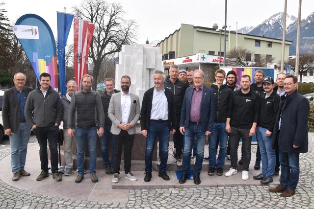 Die Mitarbeiter der Hall AG und Bürgermeister Christian Margreiter freuen sich über die erfolgreiche Umsetzung. | Foto: Kendlbacher