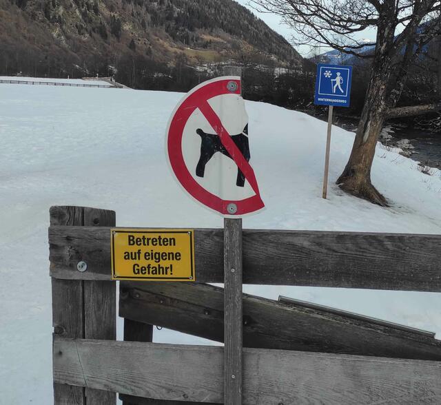 Zur Uneinsichtigkeit kommt noch Vandalismus dazu - das führt zu Unverständnis für Hundehalter. | Foto: Tiroler Bergwacht - Einsatzstelle Stubai