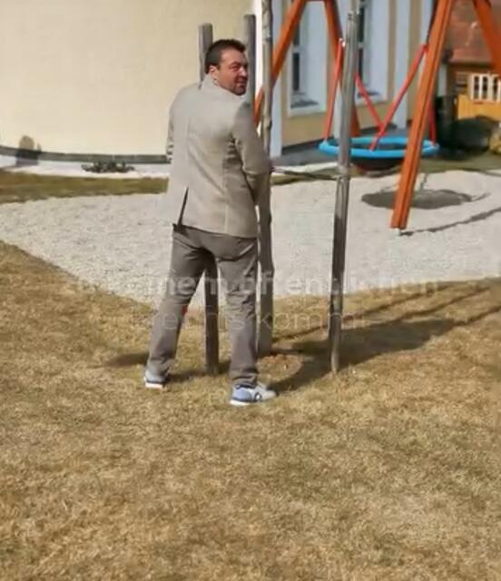 Josef Fischer sprach sich im Wahlkampf für die Errichtung einer öffentlichen WC-Anlage auf dem Spielplatz in Neurath aus. Die gestellte "Pinkel-Szene" sorgte in den letzten Tagen für viel Gesprächsstoff. | Foto: ÖVP/Facebook