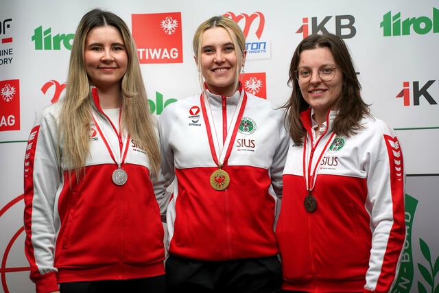 Rebecca Köck (Mitte - SG Absam) holte bei den Landesmeisterschaften für Luftgewehr in Innsbruck Stehend frei Gold vor Jasmin Kitzbichler (SG Thierberg - links) und Olivia Hofmann (SG Hötting - rechts) | Foto: Christian Kramer / TLSB