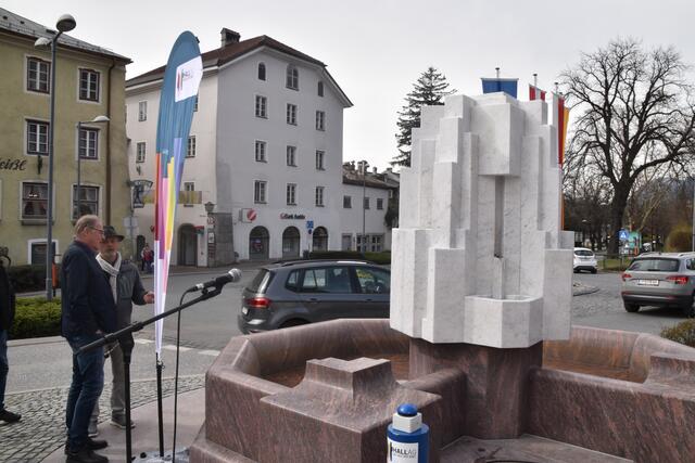 Künstler Magnus Pöhacker und Bgm. Christian Margreiter begutachten den Brunnen. | Foto: Kendlbacher