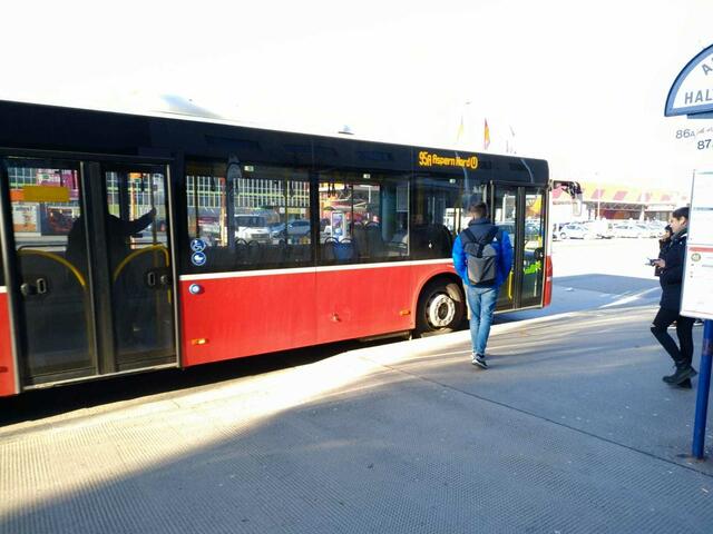 Ein Unbekannter schlug in Gurgl die Scheibe eines Busses ein. | Foto: Brunnbauer (Symbolfoto)