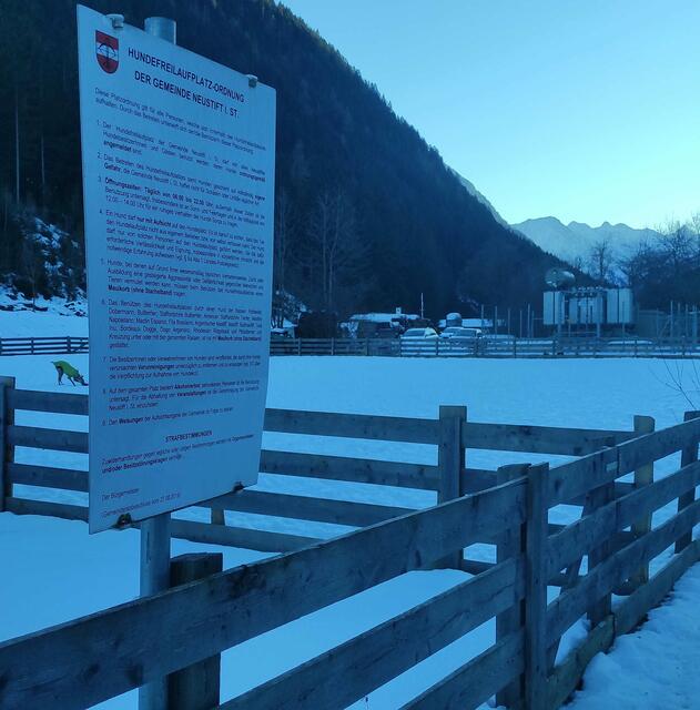 Hundefreilaufplatz Auten mit Hinweistafel | Foto: Tiroler Bergwacht - Einsatzstelle Stubai