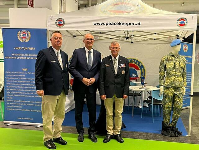 Landeshauptmann Anton Mattle (mitte) besuchte den VÖP Infostand flankiert von Peter Rass (l.) und Sepp Mairinger (r.) | Foto: VÖP Tirol