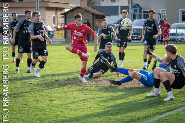 Elias Nindl drück den Ball in der Nachspielzeit zum 1:0 über die Torlinie. | Foto: TSU Bramberg