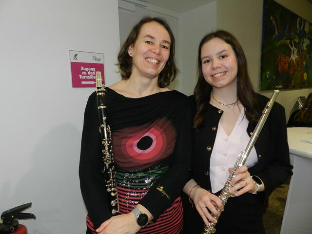 Carmen  Mayer Sekot , Marleine  Mayer  Spiele im
Orchester mit
-  | Foto: Heribert Punz