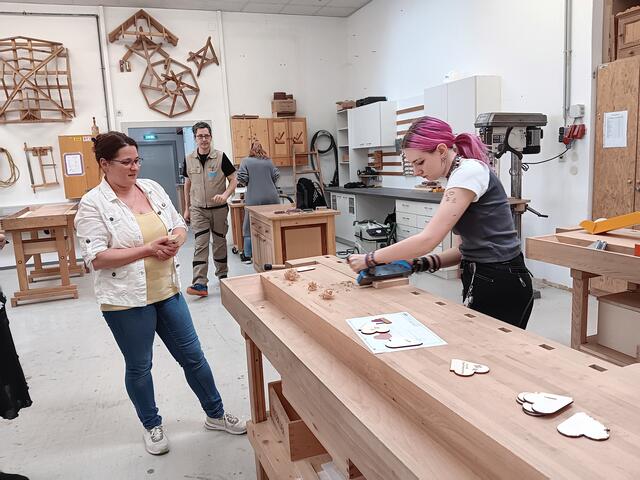 Beim Aktionstag im Berufsförderungsinstitut Güssing stand das Kennenlernen von Holzbearbeitung und Holztechnik im Mittelpunkt. | Foto: AMS