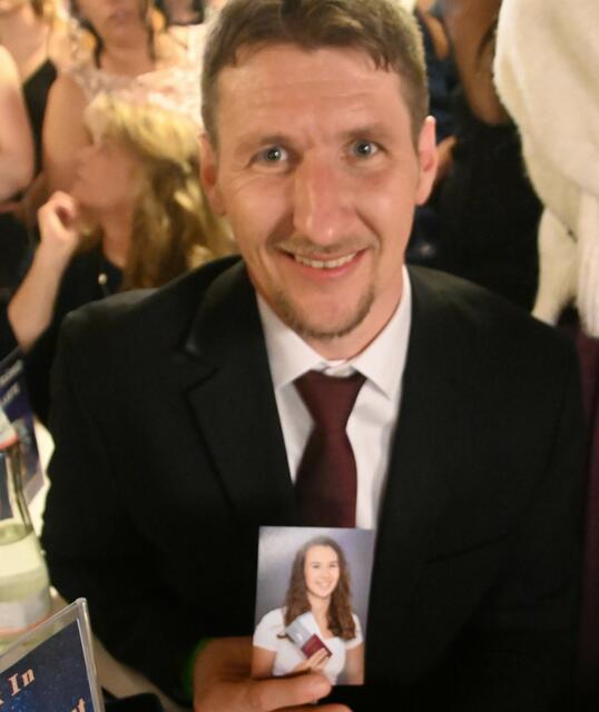Martin Mösslacher mit dem Bild der Tochter Elisa