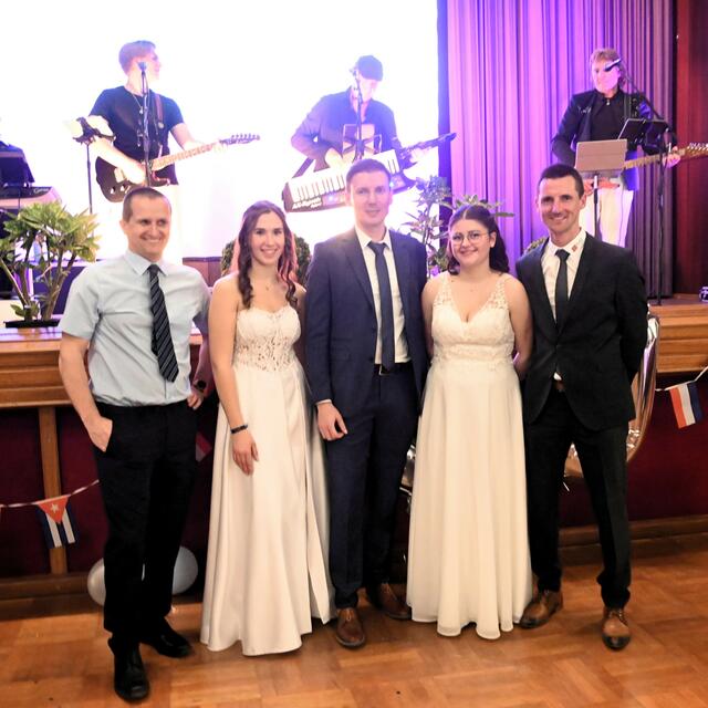 Direktor Erich Huber (Mitte) mit Michael Glaschnig, Elisa Mösslacher, Antonia Wildbahner und Alexander Kruse vom Ballkomitee