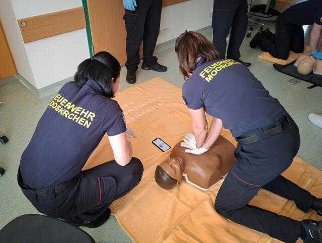 Reanimation und Thoraxkompressioinen wurden ausgiebig geübt. | Foto: FF Mooskirchen