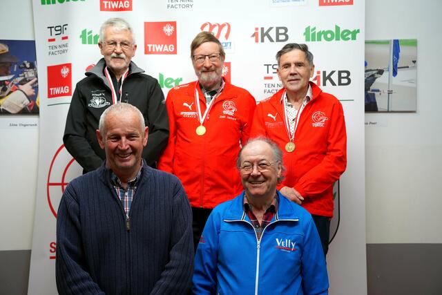 Gerhard Zobl (Mitte - SG Schattwald-Zobl) holte Gold bei den Landesmeisterschaften für Luftgewehr Stehend frei in der Seniorenklasse 3 | Foto: Christian Kramer / TLSB