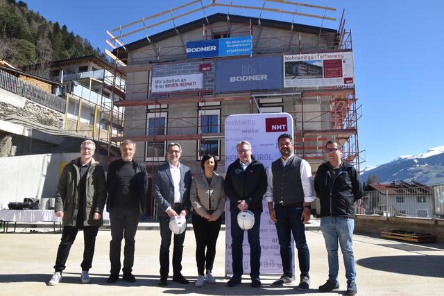 Bauleiter Elmar Leitner, Architekt Hans Brotlos, NHT-Prokurist Engelbert Spiß, Vizebgm. Daniela Pfurtscheller, NHT-GF Johannes Tratter, Bgm. Markus Freimüller und Christian Rauth bei der Firstfeier der neuen Wohnanlage in Fritzens. | Foto: Kendlbacher