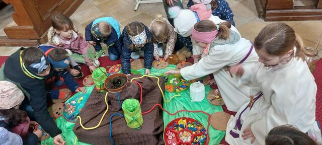 P. Clemens zelebrierte einen fröhlichen Familiengottesdienst, bei dem große und kleine Kirchenbesucher erfahren durften, dass es in der Fastenzeit nicht nur ums Verzichten geht. | Foto: Reinhard Haslinger
