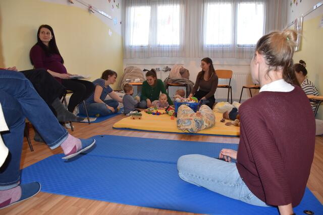 In kleiner, vertrauter Runde wurde über die Ernährung der Kleinsten gesprochen.  | Foto: MeinBezirk