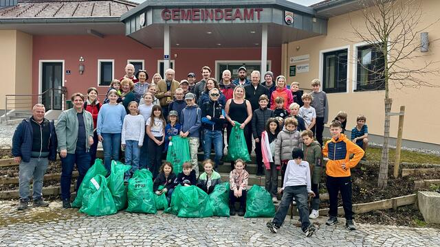 Im Zuge der landesweiten Flurreinigungsaktion wurde auch in Oberschlierbach wieder angepackt.  | Foto: Gemeinde Oberschlierbach