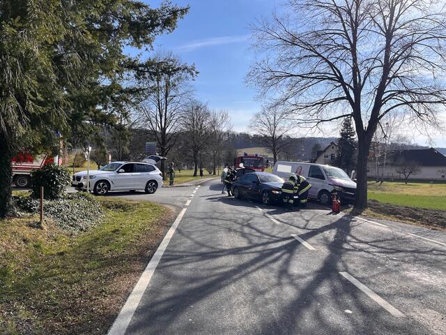 An einer Kreuzung stießen ein Pkw und ein Lieferwagen zusammen. | Foto: Bezirksfeuerwehrkommando Güssing
