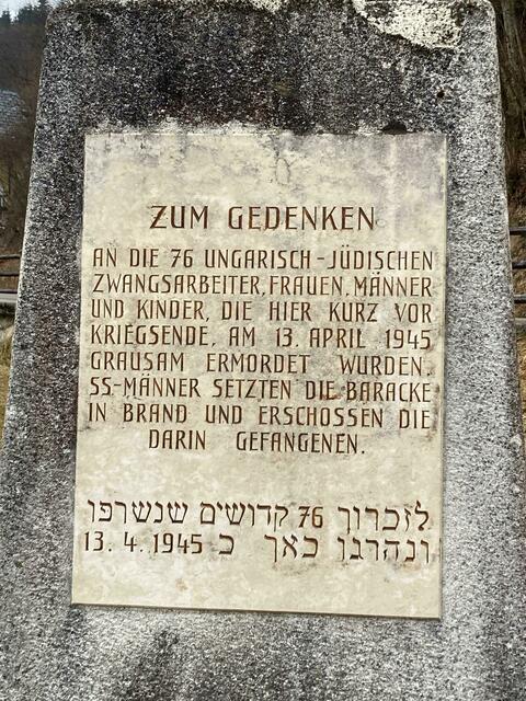 Hier wurde eine Lagerbaracke mit 76 jüdischen Zwangsarbeitern darin von Mitgliedern der Waffen-SS und der Hitlerjugend in Brand gesteckt wurde. Alle Personen in der Baracke kamen hierbei ums Leben. | Foto: privat