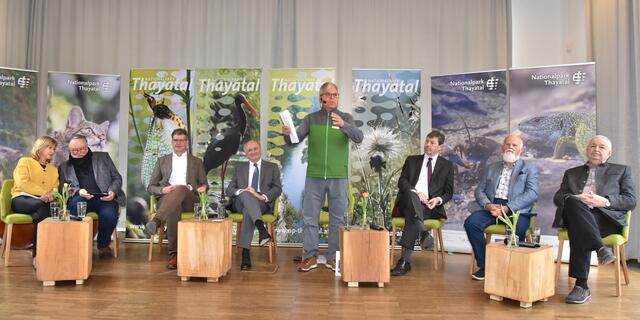 Moderator Manfred Rosenberger mit Podium | Foto: Herbert Schleich