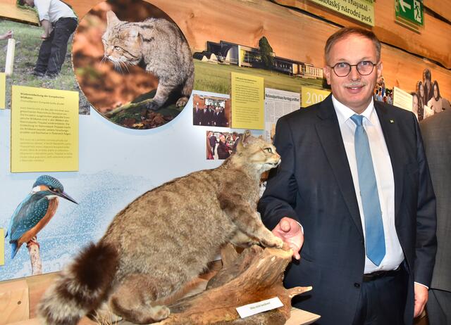 Besichtigung der Sonderausstellung 25 Jahre auf dem Weg zur Wildnis | Foto: Herbert Schleich