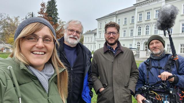 Beim Dreh; von links: Martina Hechenberger, Thomas Hackl, der Historiker und Leiter des Lern- und Gedenkortes Schloss Hartheim, Florian Schwanninger, und Elvis Pavic.  | Foto: Thomas Hackl Film &amp; MINAPictures