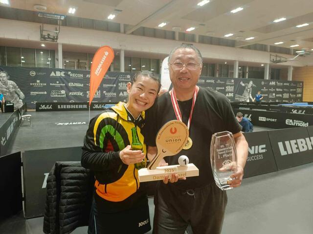 Glücklich über ihren fünften Staatsmeistertitel: Tischtennis-Star Liu Yuan mit ihrem Ehemann und Trainer Bian Yadong.  | Foto: Liu Yuan