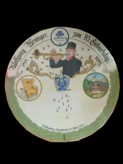 Auf die eigens gestaltete Zielscheibe zum 70-er wurde von Geburtstagskind und Gästen scharf geschossen. | Foto: Lilly Weninger