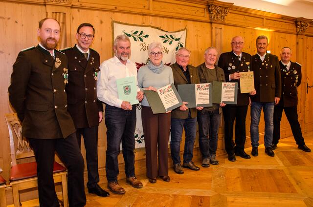 Auszeichnungen für langjährige Treue zum Tiroler Schützenwesen, von links nach rechts:
Matthias Schneider (1.SM), Hannes Bodner (BOSM), Jakob Feichtner (60 Jahre), Herta Weinberger (50 Jahre), Ernst Loitz (25 Jahre), Peter Larch (25 Jahre), Helmut Fischer (25 Jahre), Ing. Rudolf Puecher (Bürgermeister), Hans-Peter Heigenhauser (OSM)